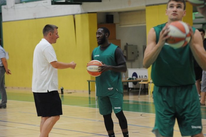 Trener Simon Petrov je na uvodnem treningu v Športni dvorani Leona Štuklja zbral 15 košarkarjev.