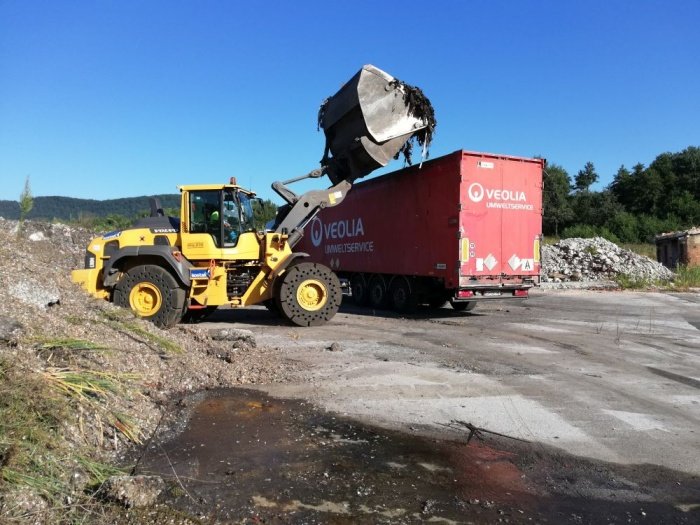 Prvi kamion odpadkov, ki je danes oz. dve leti po požaru odpeljal iz Zaloga.