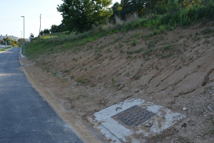 Del večnamenske poti ob Levičnikovi cesti prejšnji teden, ko je bilo vreme suho in vroče. (Foto: M. M.)