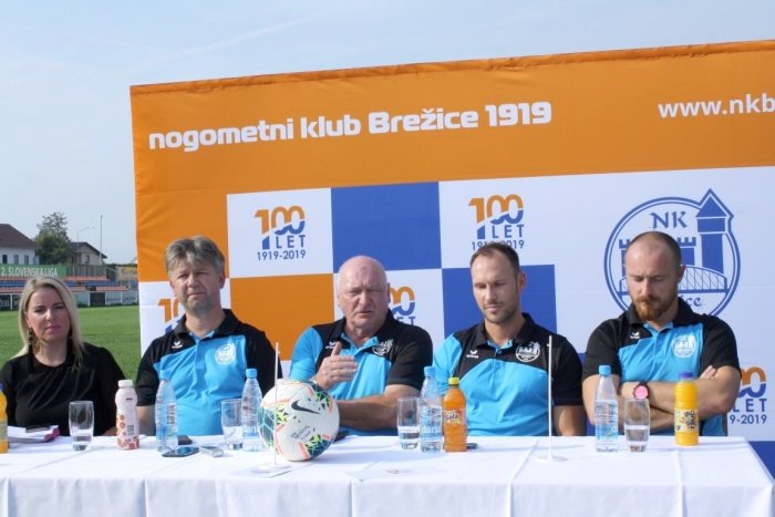 Damijana Štraser, Jure Pezdirc, Ivan Kapušin, Dejan Kelhar in  Goran Mohorko (z leve) na novinarski konferenci. (Foto: M. L.).