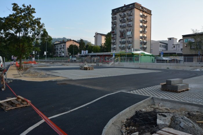 Parkirišče na območju Kvedrove ceste dobiva novo podobo. (Foto: Občina Sevnica)
