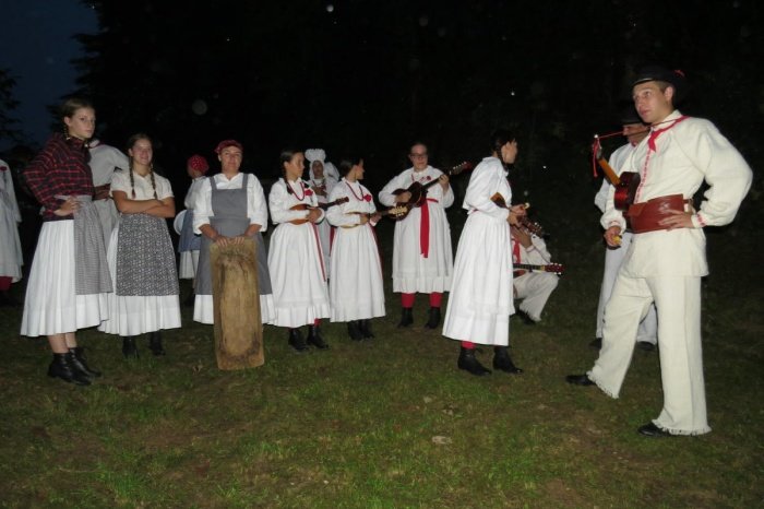 Metliški folkloristi niso nastopili na grajskem dvorišču, ampak ob Obrhu.