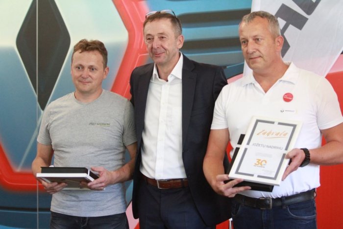 Direktor AC Vovk Tomaž Vovk je Andreju Janežiču in Jožetu Nadrihu podelil posebno zahvalo za uspešno dolgoletno delo v podjetju.