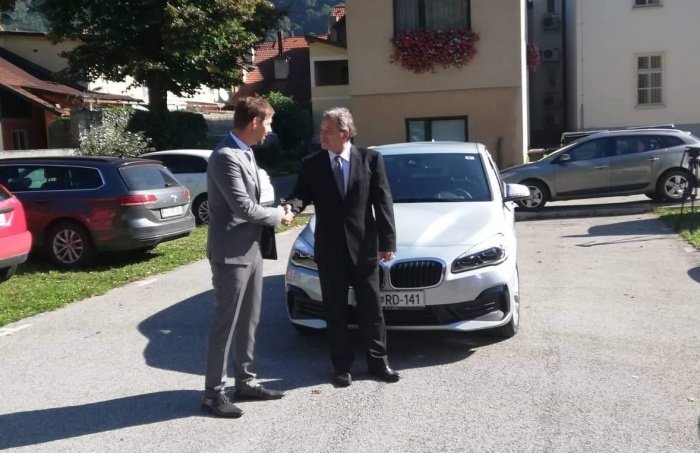 Novo vozilo je državni sekretar Ministrstva za pravosodje Gregor Strojin predal predsedniku Okrožnega sodišča v Krškem Gojmirju Pešcu. (Foto: Ministrstvo za pravosodje)