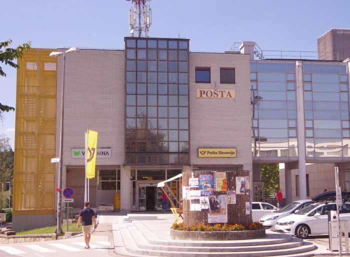 Pošta Slovenija zaradi ekonomičnosti prodaja poštno stavbo na Novem trgu v Novem mestu. Ji bo v sredo uspelo na spletni dražbi?