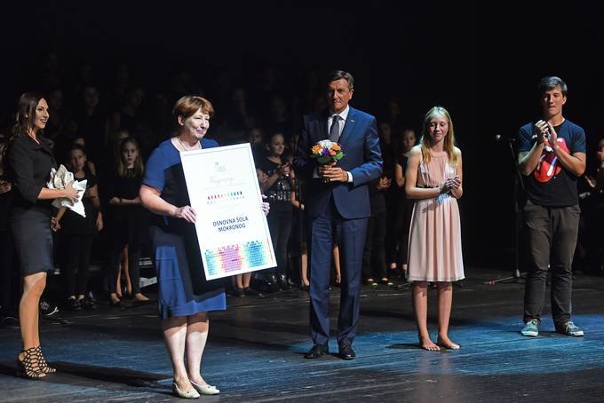 Plaketo za najbolj kulturno šolo leta 2018 je prevzela ravnateljica OŠ  Mokronog Zvonimira Kostrevc. (Foto: Tamino Ptelinšek / STA, arhiv DL)