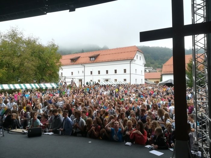 V soboto se bo v Stični spet zbrala večtisočglava množica mladih iz vse Slovenije. (Foto: J. A., arhiv DL)