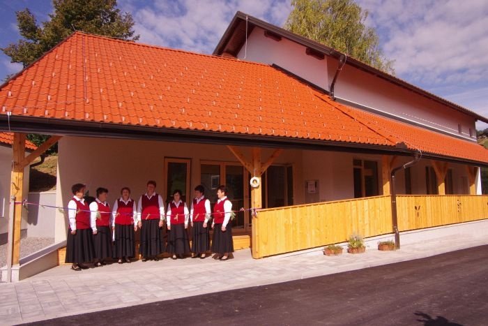 V Zagradu zdaj že deluje nov Zeliščarski center JV Slovenije. Na sliki ljudske pevke Klasje, ki so obogatile otvoritveno slovesnost.