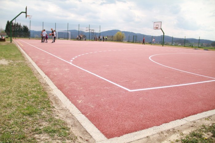 Podjetje Lesnina MG Oprema je šola izbrala kot najugodnejšega izvajalca za prenovo šolskega igrišča. (Foto: R. N.)