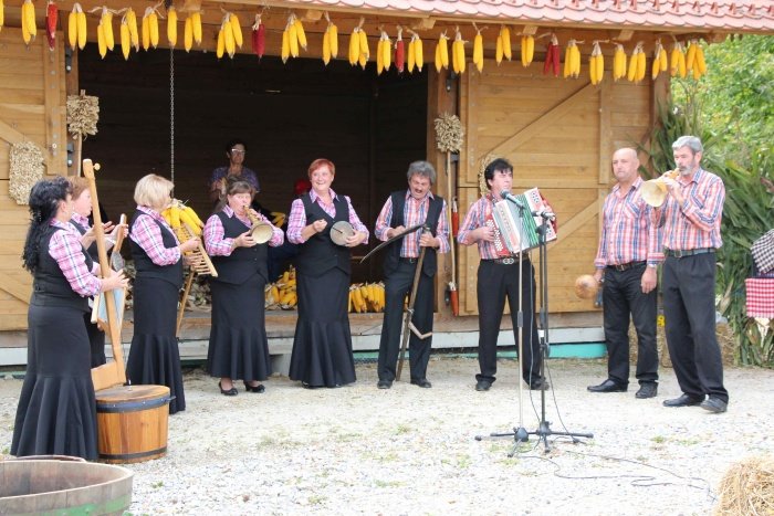 Gostitelji včerajšnjega koncerta ob ličkanju koruze LJudski pevci in godci Trebelnega.