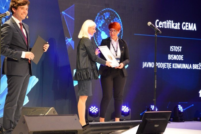 Certifikat GEMA je na podelitvi v  sklopu managerskega kongresa v Portorožu prevzela Jasmina Butara (Foto: Komunala Brežice)