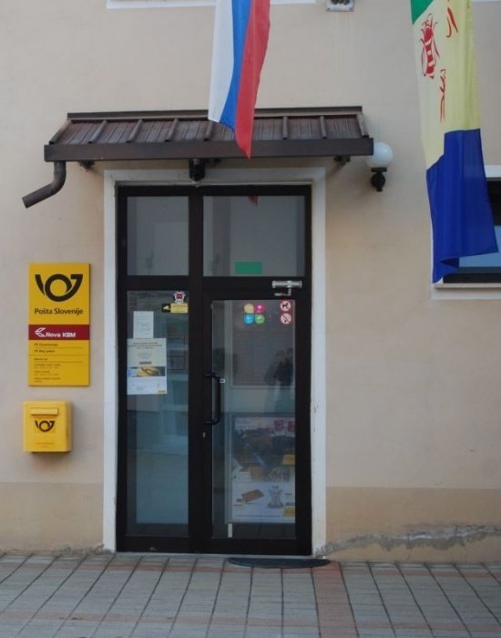 Mirnopeška pošta je do zdaj domovala v stavbi, kjer so tudi prostori domače občine, v prihdonje bo pri KZ Trebnje. (Foto: M. Ž., arhiv DL)