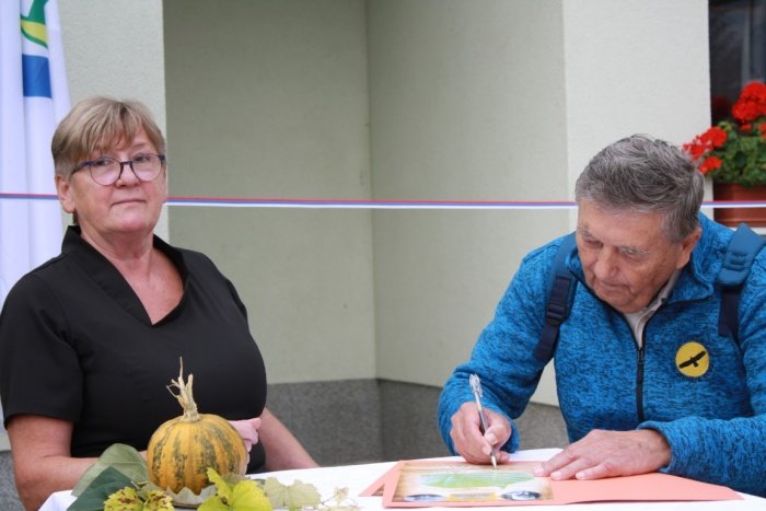 Anica Butkovič in Silvo Klemenčič sta podpisala listino o prijateljstvu. (Foto: M. L.)