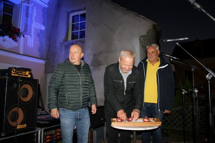 Primož Hribar, Vlado Grahovac in Alojz Kerin so z rezanjem čebul simbolično odprli festival