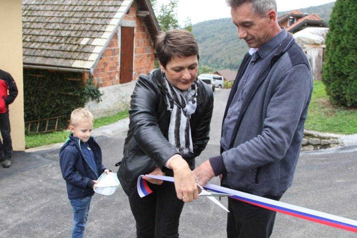 Obnovljen vodovod in prenovljeno cesto v ulici Pod vrhom je odprla županja Polona Kambič. (Foto: I. Vidmar)