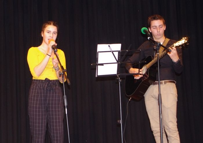 Uigran duet: Katarina Čelič in Blaž Kerin sta nadušila s petjem in igranjem.