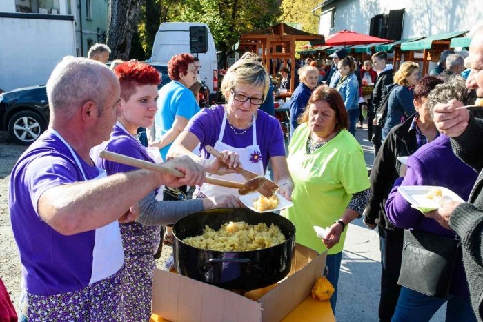 Na tržnici v Ivančni Gorici je dišalo po praženem krompirju. (Foto: G. Stopar)