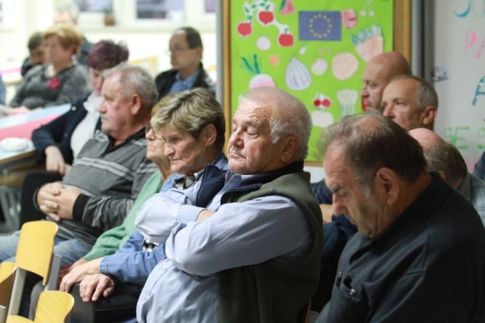 Sinočnjega zbora krajanov v Žužemberku se je udeležilo okoli 50 občanov.