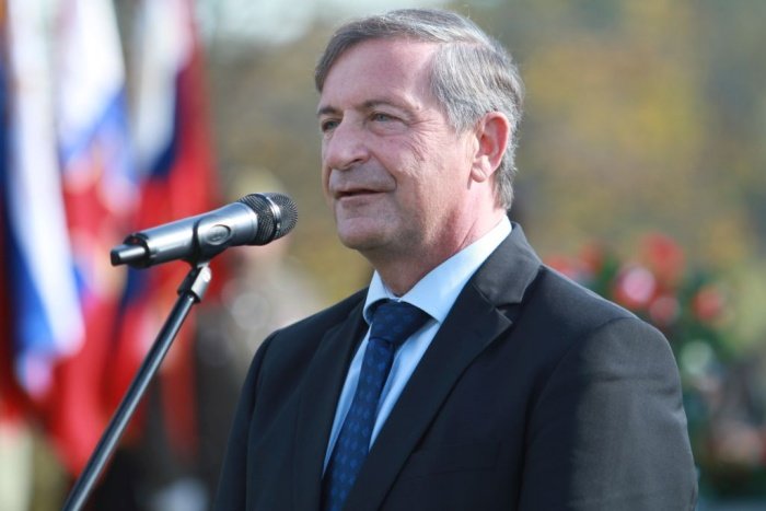 Slavnostni govornik na žalni slovesnosti je bil minister za obrambo Karl Erjavec.