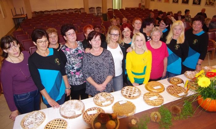 Društvo podeželskih žensk Šmarjeta je uresničilo dobro idejo in pripravilo razstavo pit - preko osemdeset so jih spekle pridne članice!