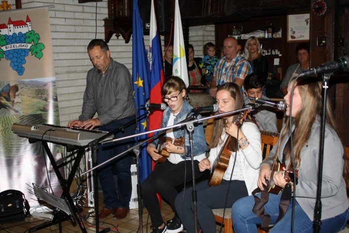 V sporedu je nastopila tudi glasbena zasedba osnovne šole Bizeljsko. (Foto: M. L.)