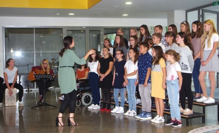 Mladinski pevski zbor se je izkazal z ubranim petjem.