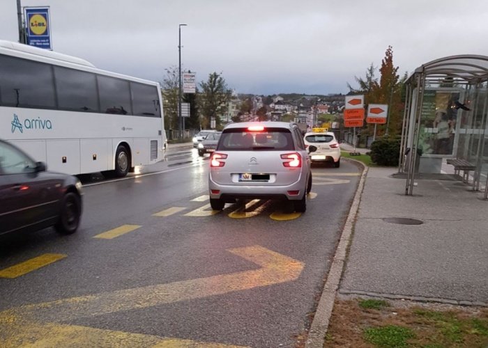 Če ustavite na avtobusnem postajališču, ogrožate druge, in vas lahko kaznujejo s 40 evri. (Foto: bralec DL)