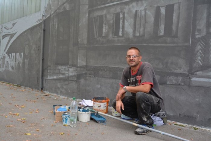 Robert Jevnik pred nastajajočo poslikavo blokovske kotlovnice. (Foto: M. M.)