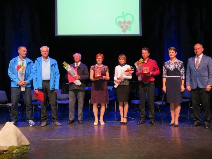 Letošnji občinski nagrajenci s podeljevalcema priznanj Polono Kambič in Janezom Simoničem.