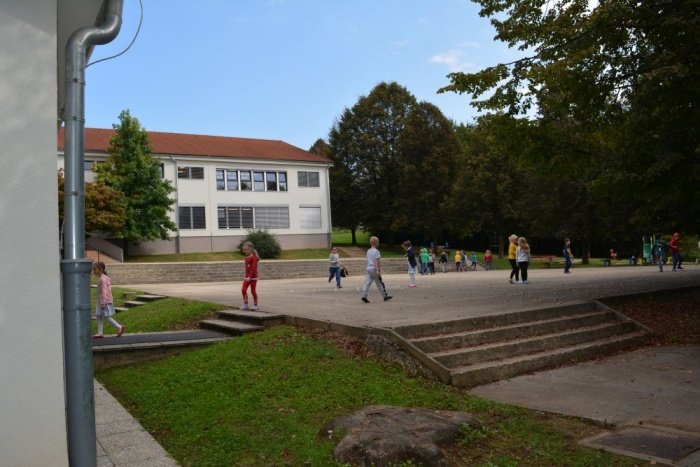 Prostorsko stisko OŠ Otočec in vrtca na Lešnici bo občina reševala z gradnjo prizidka, ki naj bi bil končan v šol. letu 2021/22.