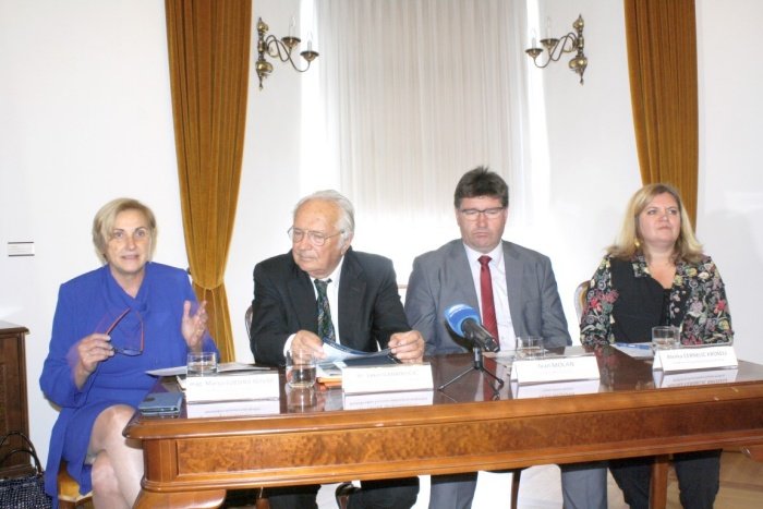 Marija Lubšina Novak, Janez Gabrijelčič, Ivan Molan in Alenka Černelič Krošelj (z leve) na današnji novinarski konferenci. (Foto: M. L.)