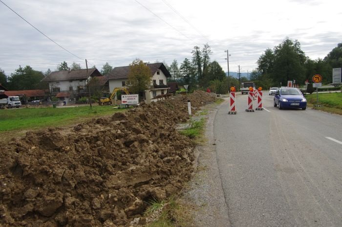Gradnja v Dobruški vasi, promet poteka s pomočjo začasnih semaforjev.