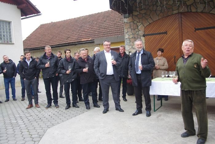 Vinko Štemberger (na desni) je orisal zgodovino njihovega vinogradništva, v sredini šentjernejski župan Radko Luzar.