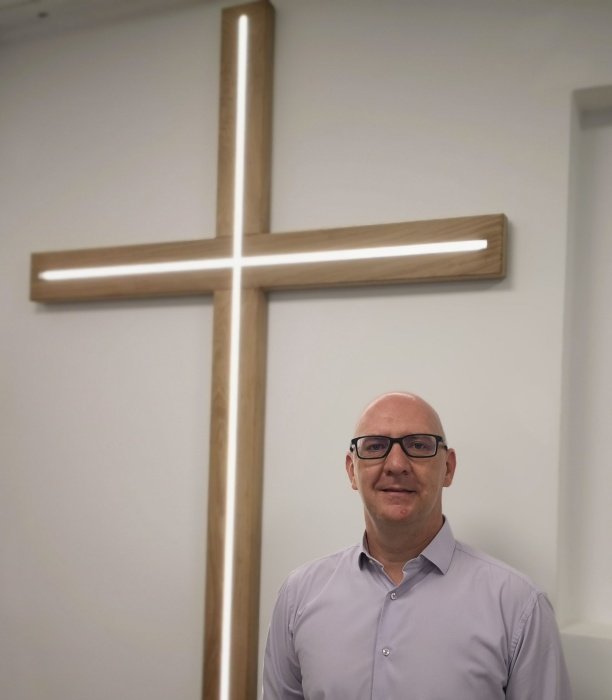 Pastor Toni Mrvič v novih prostorih Evangelijske cerkve Kočevje. (Foto. M.G.)