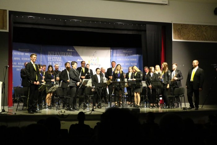   Gasilski pihalni orkester Loče med koncertom v kulturnem centru Dimitrovgrad. (Foto GPO Loče)