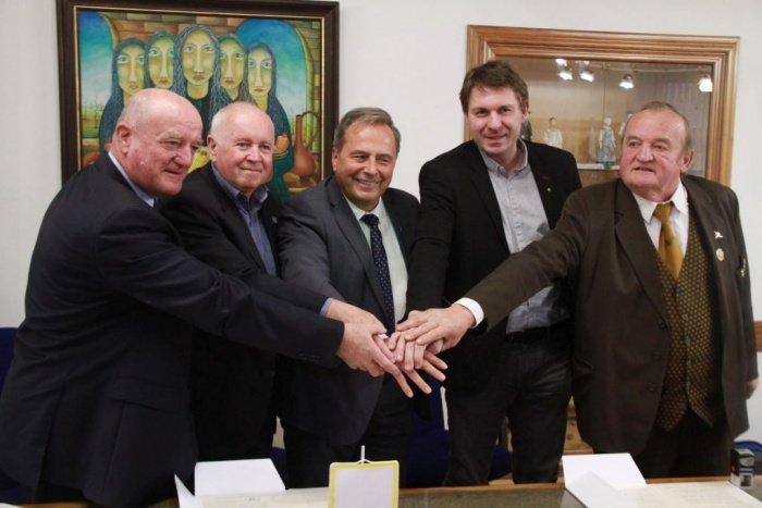 Dušan Skerbiš, Alojzij Kastelic, Boštjan Noč, Anton Koželj in Tone Hrovat so si včeraj po podpisu namere takole podali roke.