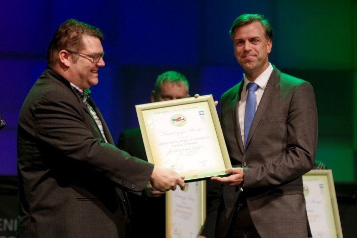 Novomeški župan Gregor Macedoni je nagrado za najlepše mestno jedro prevzel za prenovljeni Glavni trg z okolico. (Foto: TZS)