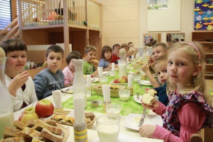 Otroci so komaj čakali na tradicionalni slovenski zajtrk.
