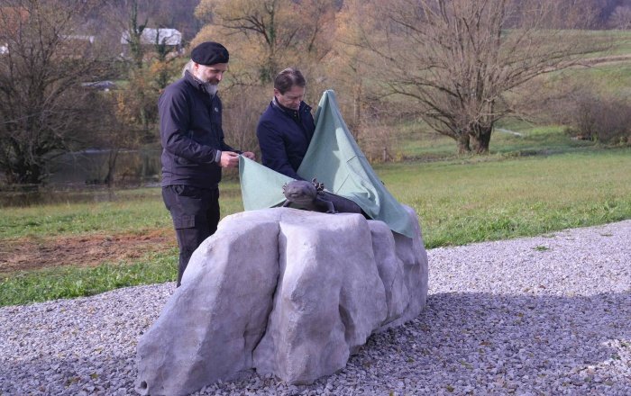 Novo skulpturo črne človeške ribice sta odkrila čenomlajski župan Andrej Kavšek in akademski kipar Boštjan Kavčič. (Foto: Občina Črnomelj)