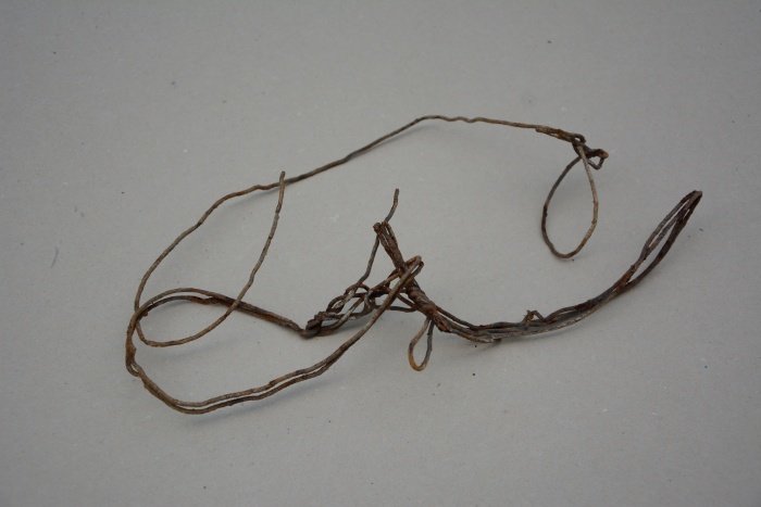 Jamar Bojan Vovk je 18. oktobra letos  iz jame, kjer so umirali ranjenci, prinesel tudi ostanek lisic iz žice, v katere so bili umorjeni zvezani.