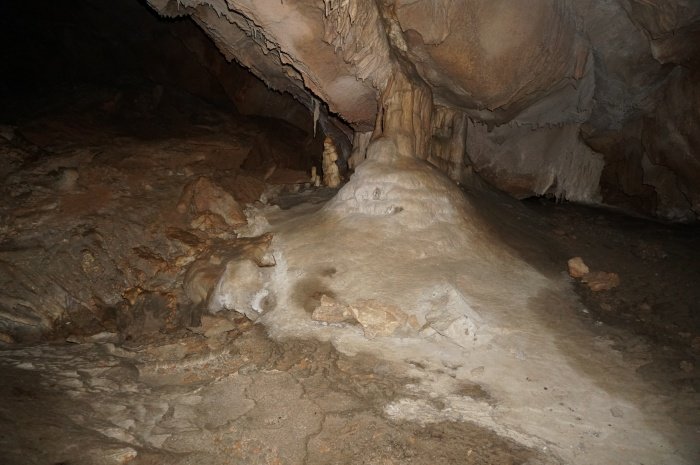 Pogled, verjetno prvi po 74 letih, v jamski prostor v jami pod Macesnovo gorico, kjer so umirali ranjenci.