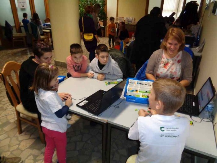 Dneva otroške robotike se je v Črnomlju udeležilo skoraj 50 otrok. (Foto: RC Novo mesto)