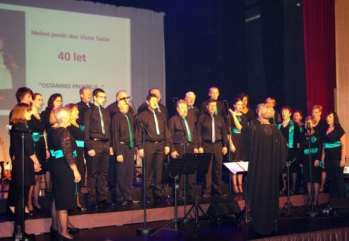 Mešani pevski zbor Vlaste Tavčar iz Šentjerneja je ob 40-letnici delovanja povabil na jubilejni koncert.