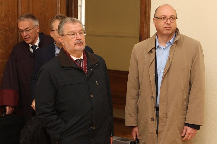 Marjan Blažič (v sredini) in Marko Starc (desno) sta priznala krivdo za zlorabo položaja in izneverjenje. (Foto: B. B.)