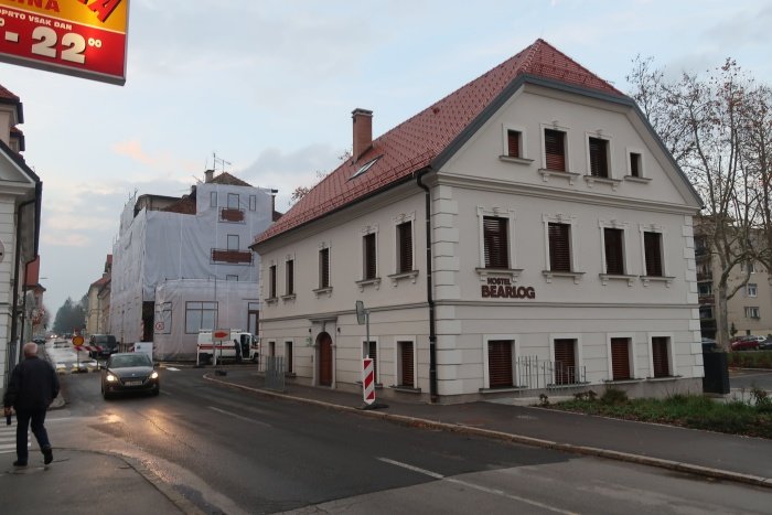 Hostel Bearlog stoji na mestu, kjer je pred tem stala uradno najstarejša stavba v Kočevju, sicer rojstna hiša prvega olimpionika s slovenskega ozemlja, Richarda Verderberja. (Foto: M. L.-S.)