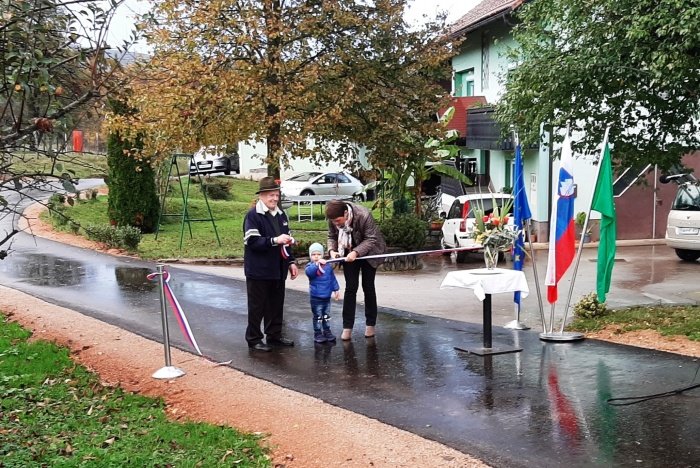  Trak je županja Polona Kambič prerezala skupaj s Martinom Pečavarjem in Rokom Bukovcem. (Foto: Občina Semič)