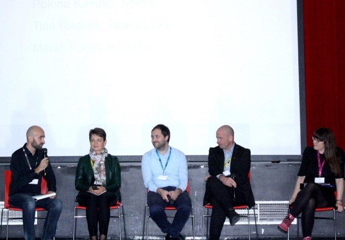 Na okrogli mizi so sodelovali županja Polona Kambič (druga z leve) ter župana Marko Funkl (tretji z leve) in Tine Radinja (četrti z leve). Konferenco sta vodila moderatporja Marko Pavlovič (levo) in Laraea Kastelic (desno)). (Foto: M. L.)