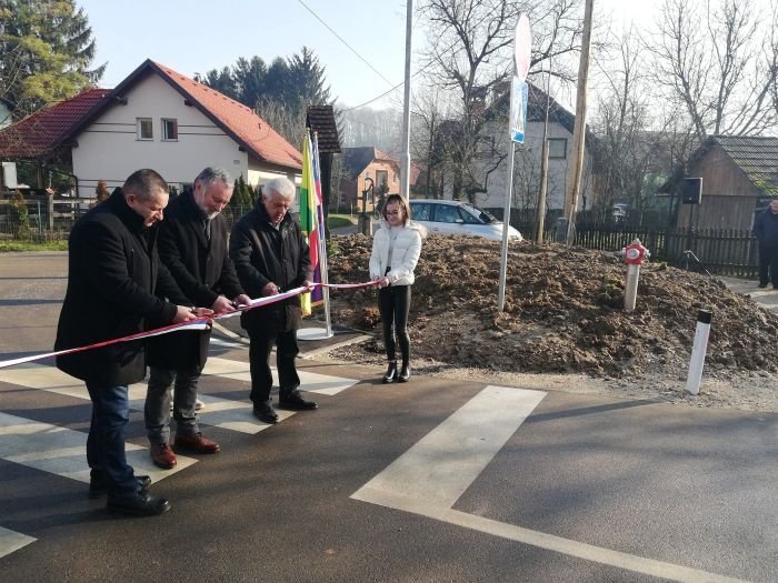 Na otvoritvi so seveda rezali tudi trak: župan Radko Luzar, Marjan Medved in Janez Hosta.
