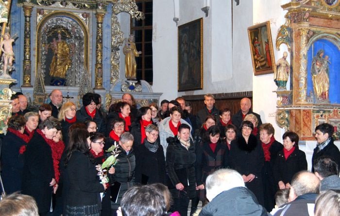 Skupen nastop vseh pevcev, na desni Aleksandra Barič Vovk.