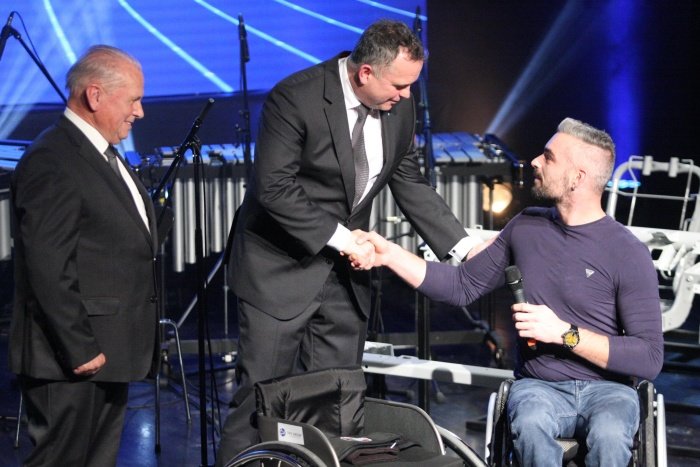   Na slovesnosti ob 30. rojstnem dnevu je TPV našemu reprezentantu v košarki na vozičkih Milanu Slapničarju iz Malega Gabra podaril športni invalidski voziček. (Foto: B. B.)